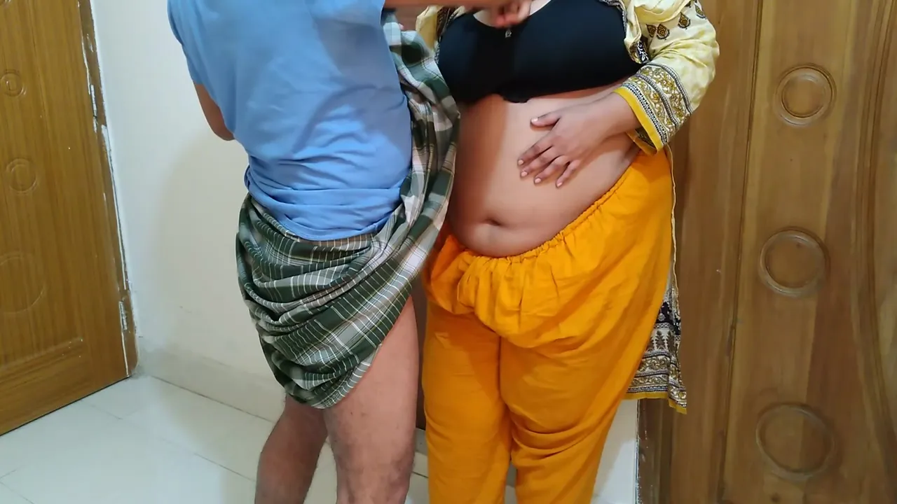 Priya Aunty Ko Jabardast Choda Dea Padosi - Indian Desi Milf Aunty Fucked By Her Devar In Alone Room When Swipeing House