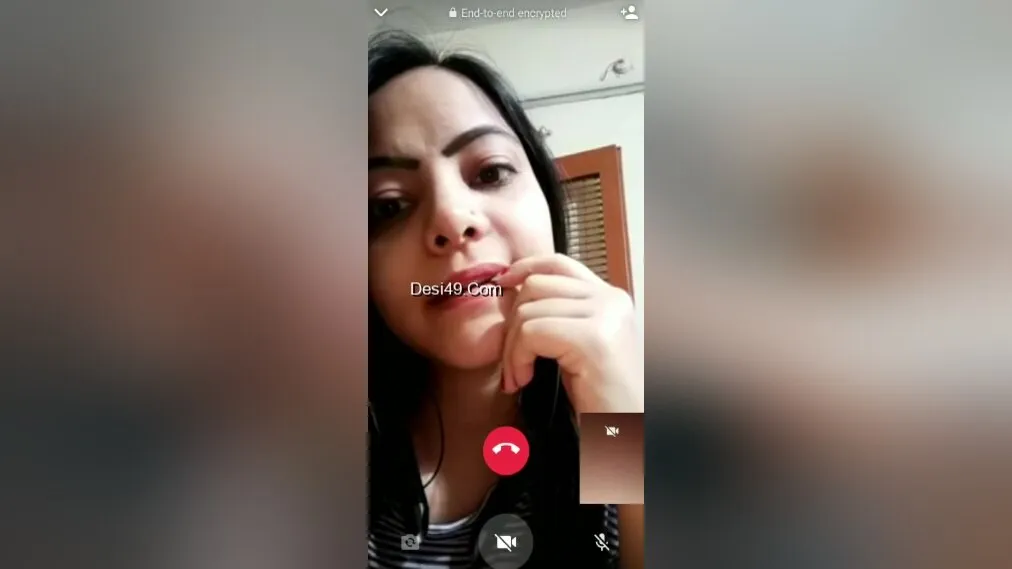 Today Exclusive-hot Desi Chick Shows Her Boobs