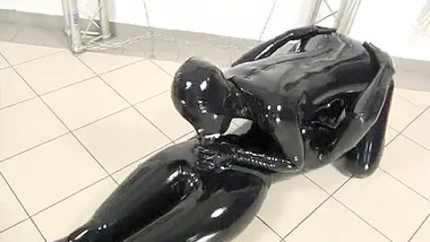 Rubber Cutie gives Hawt Orall-Service