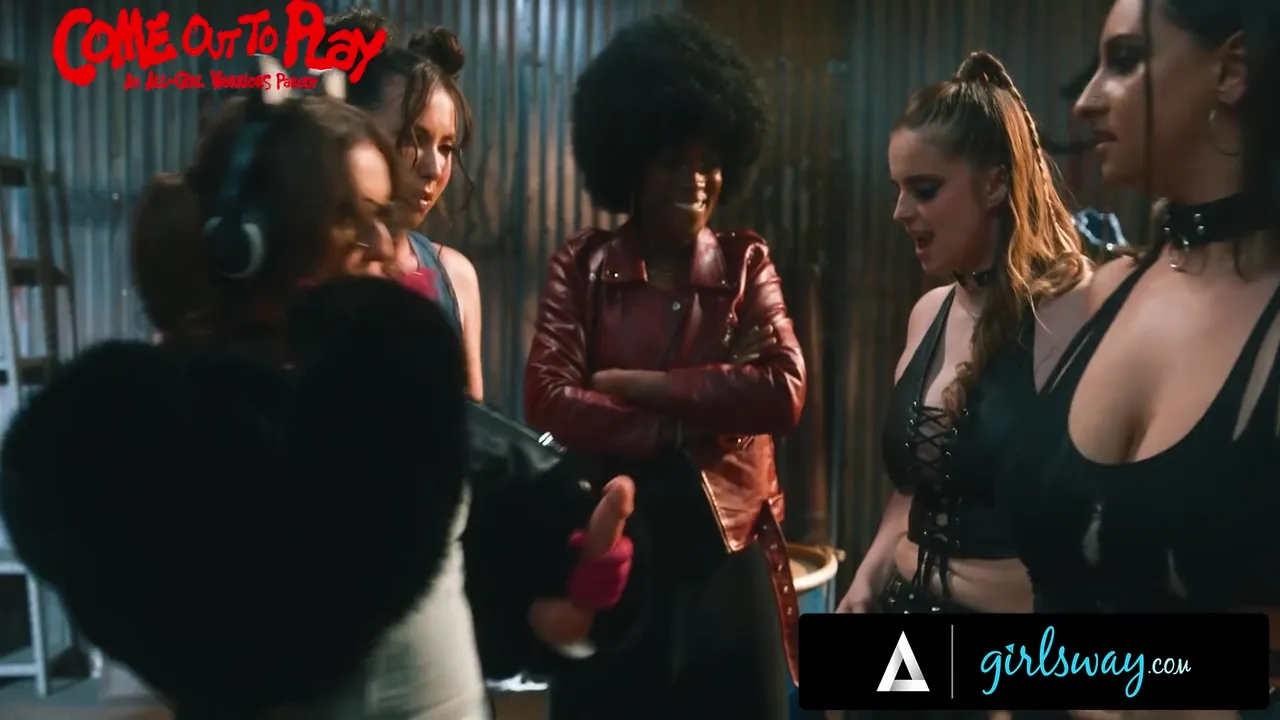 10 Girl Lesbian Gangbang! Rough Fisting, Strap-on Sex, And Squirting! - Warriors Parody