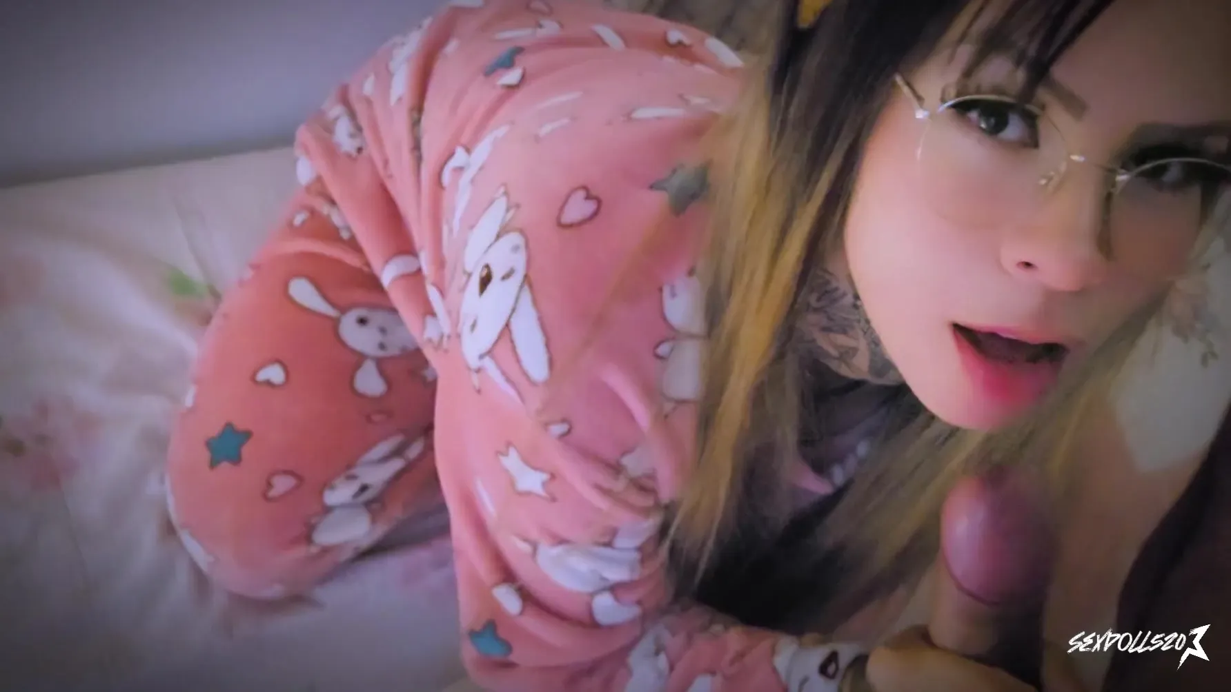 Stepsister Asked To Sneak Into The Room Without Them Knowing