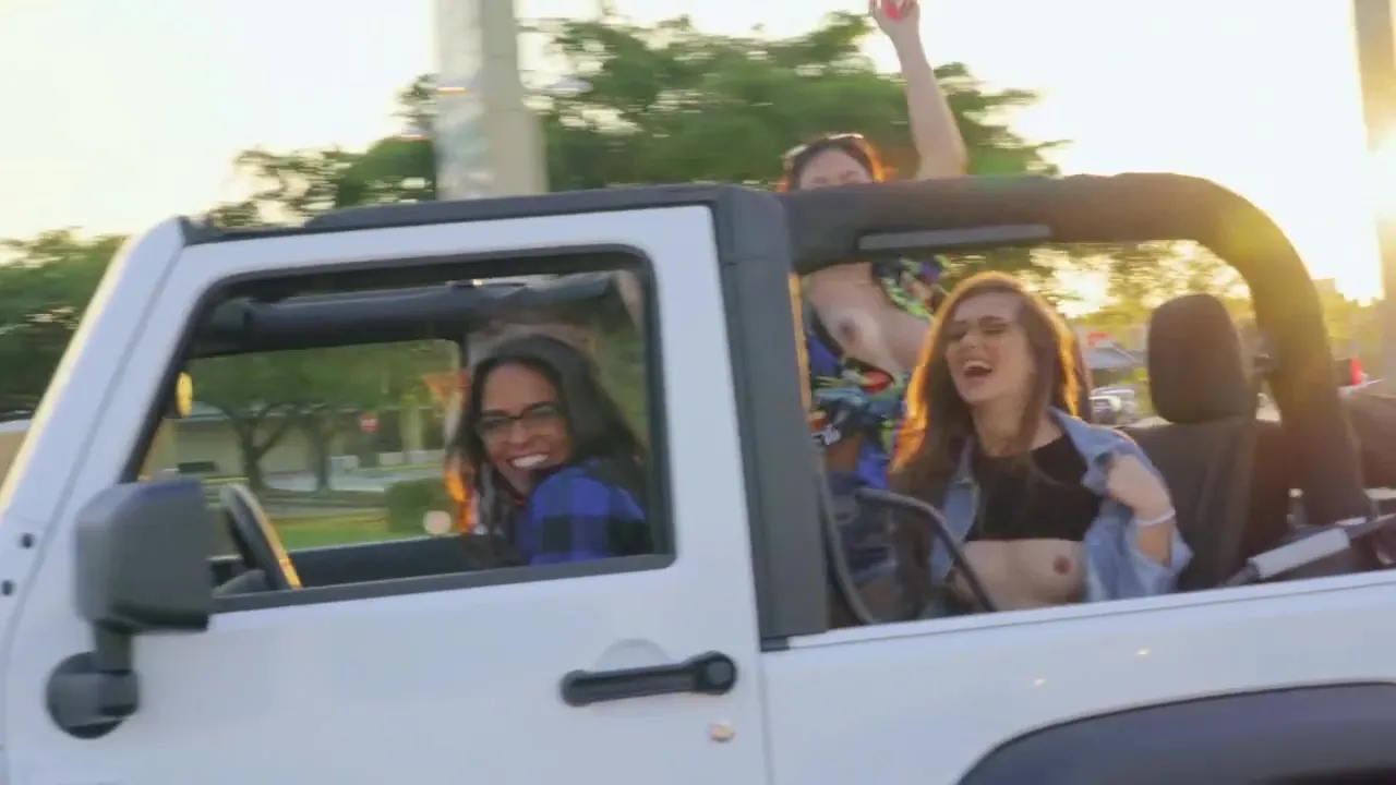 Stunning Lesbos Outdoor Threesome Sex Clip