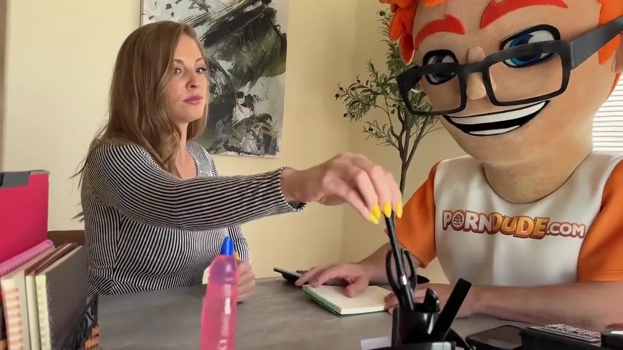 Annie King Aces Her Job Interview With Porn Dude - Annie King