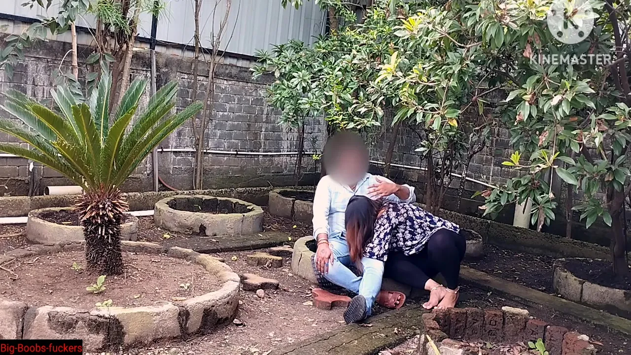 Garden Girlfriend With Boyfriend Blowjob And Fucking Without Condom