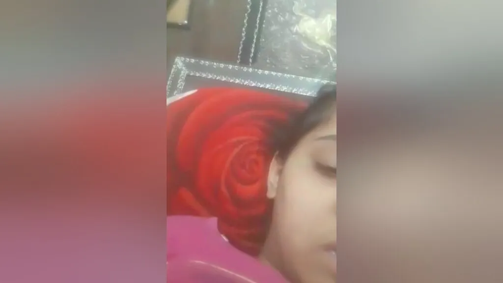 Today Exclusive- Desi Bhabhi Bathing