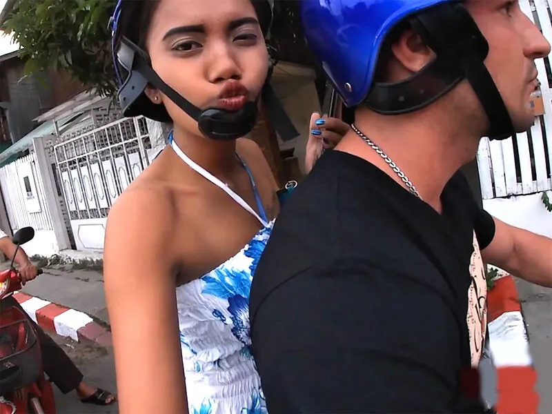 Amateur Thai girlfriend teen 18+ sucking boyfriends big cock after a night out
