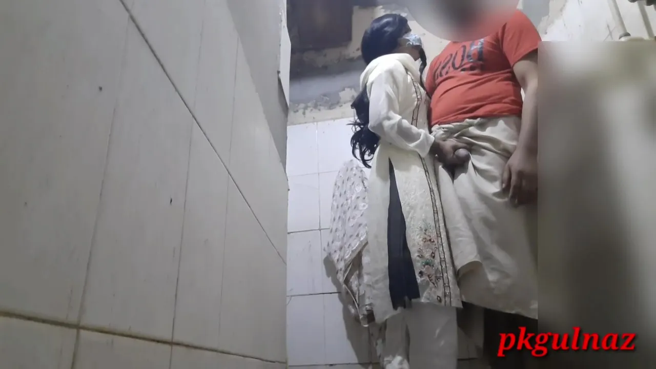 Desi Hot Girlfriend Ke Sath Masti. Desi Girlfriend And Boyfriend Sex In Washroom
