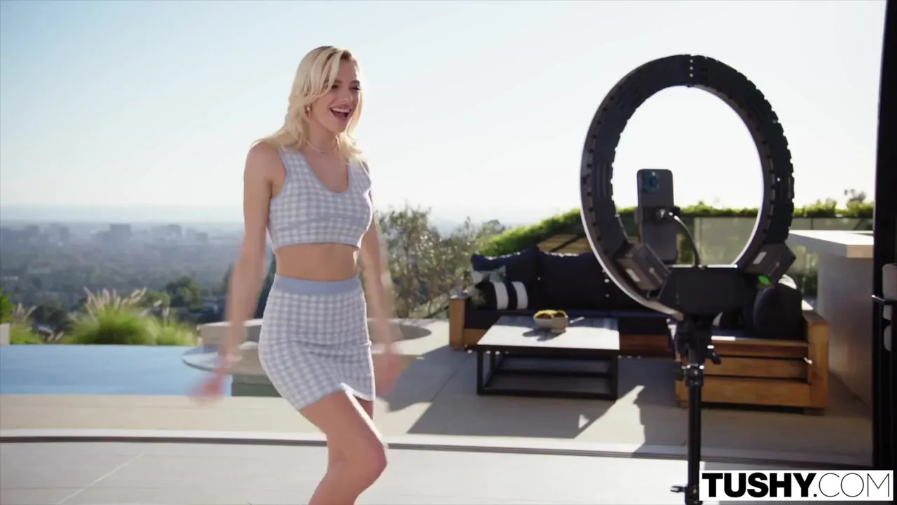 Anal-loving Influencer Kenna Captivates Her Audience