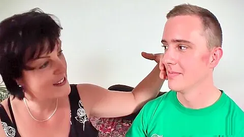 Reife Milf Fickstute melkt jungen Schwanz