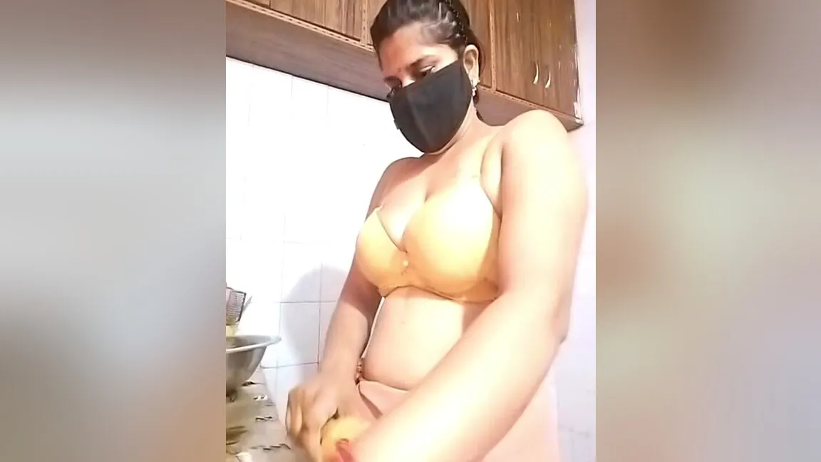 Bhabi Ne Kitchen Me Beth Kar Apni Pussy Pamping Kari