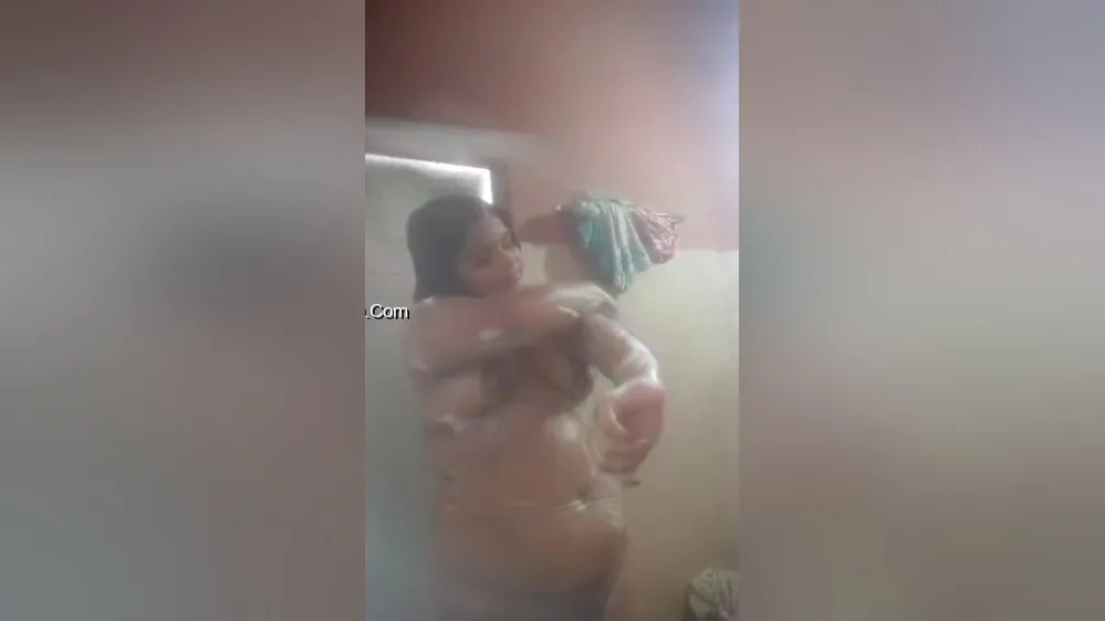 Today Exclusive -desi Bhabhi Bathing Video Record For Lover