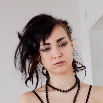 Alice Avreg model profile page