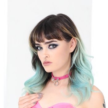Holly Beth model profile page