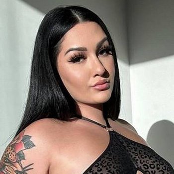 Roxanne Roselle model profile page