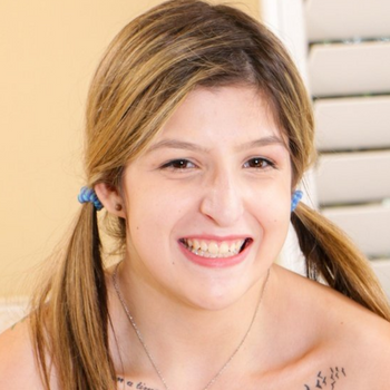 Sarah Bella model profile page
