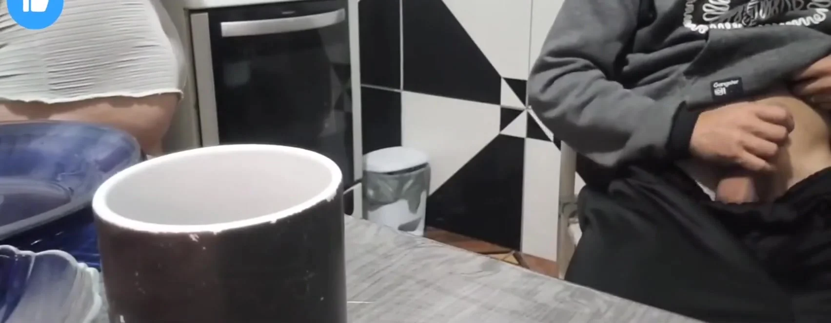 Stepfather Gives A Risky Handjob When He Sees His Stepdaughter Wash The Dishes