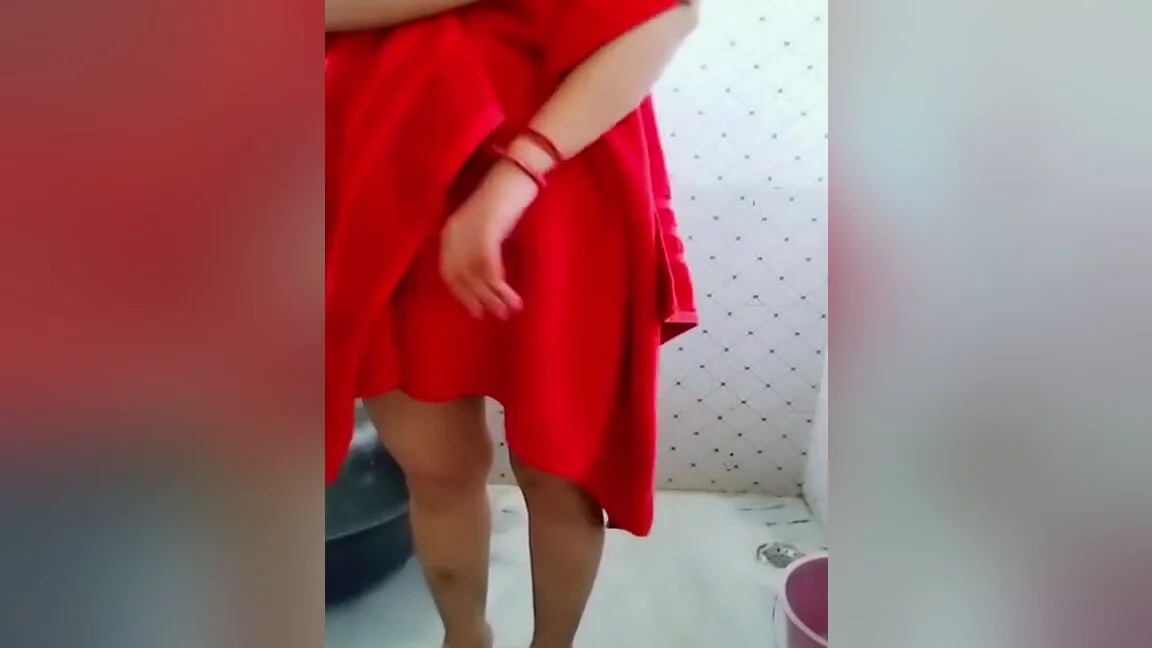 Hot Bhabhi Bathing In Panty Showing Her Ass