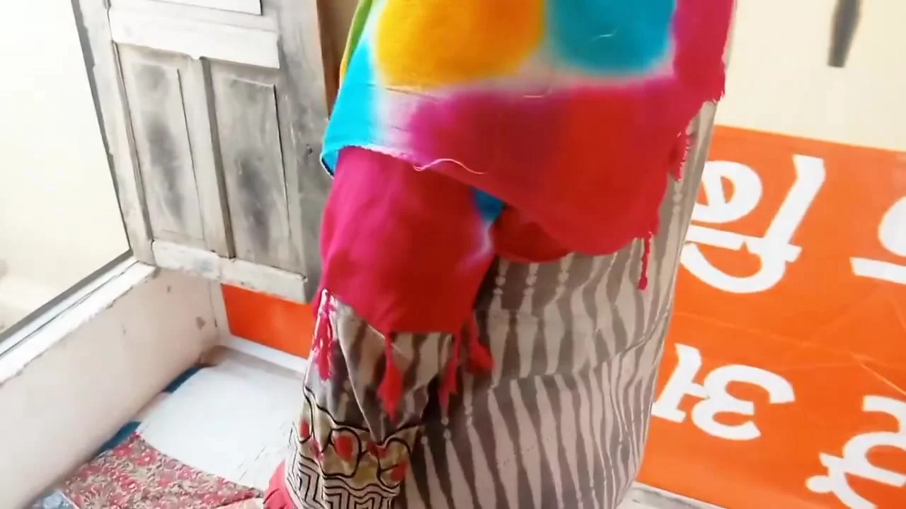 Road Pa Bethi Mangnay Wali Ko Choda Aur Oski Gand Phar Di Bahot Maza Aya Pori Raat Chodai Ki Aur Lun Choswaya - Hindu Girl