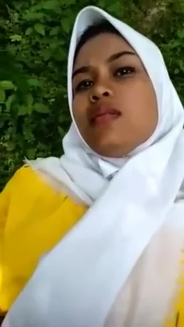 Sexy Sri Lankan Lovers Outdoor Sex