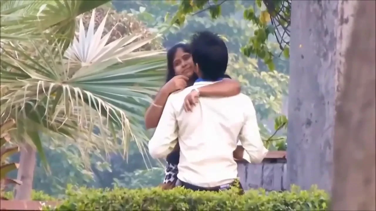 Indian Couple Love In Public - Indian Hidden Cams