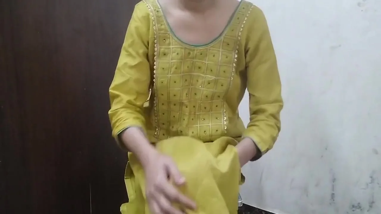 Jija Ne Sali Ko Gift Deke Pel Diya