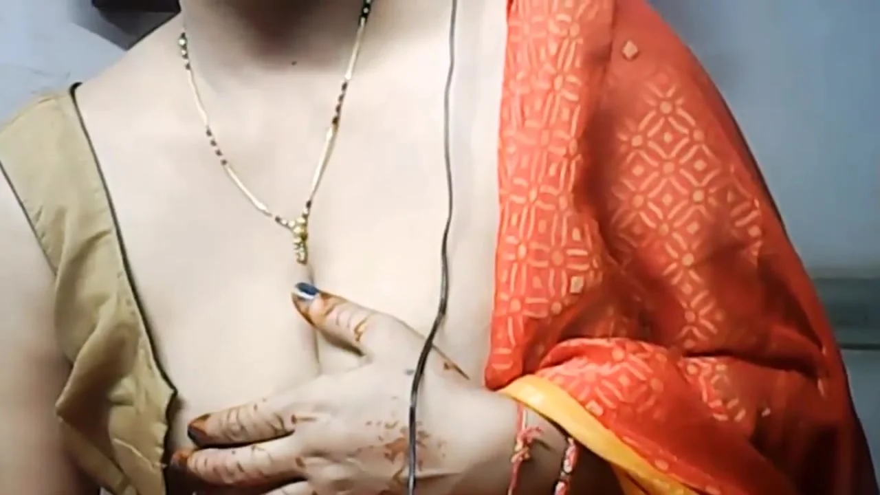 Desi Queen Bhabhi Sucking Big Indian Cock