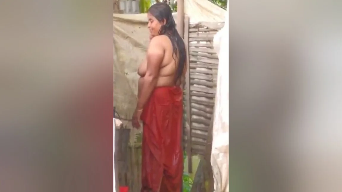 Today Exclusive- Desi Aunty Out Door Bathing 2