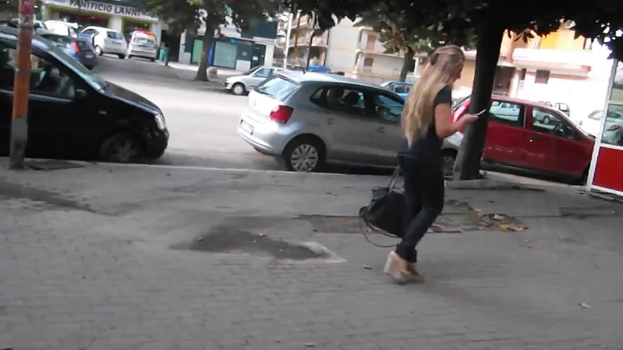 Spy beautiful blonde's ass in tight jeans and wedges