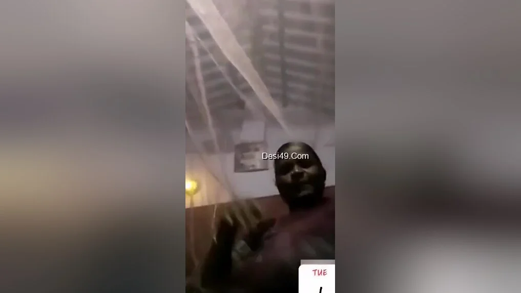 Today Exclusive -desi Aunty Shows Her Boobs To Lover On Video Call 2