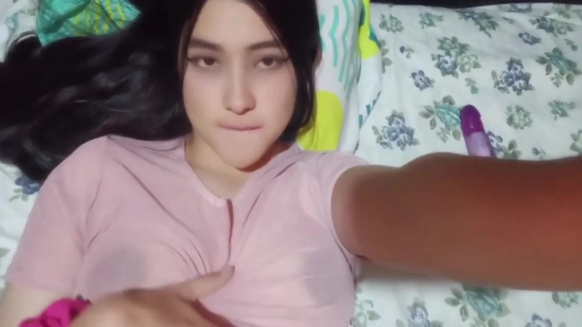 Beautiful Girl Showing Her Tits And Ass