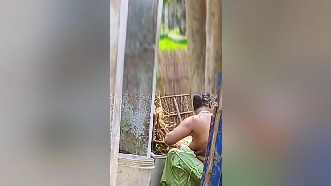 Sexy Sonakshi Bhabhi Bathing Nude In Outdoor