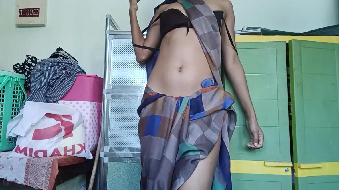 Hot College Girl In Saree