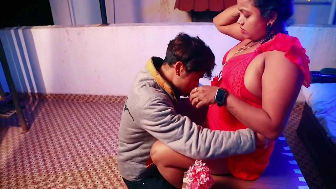 Indian Desi Stepmom Apne Se Chudwati Hai