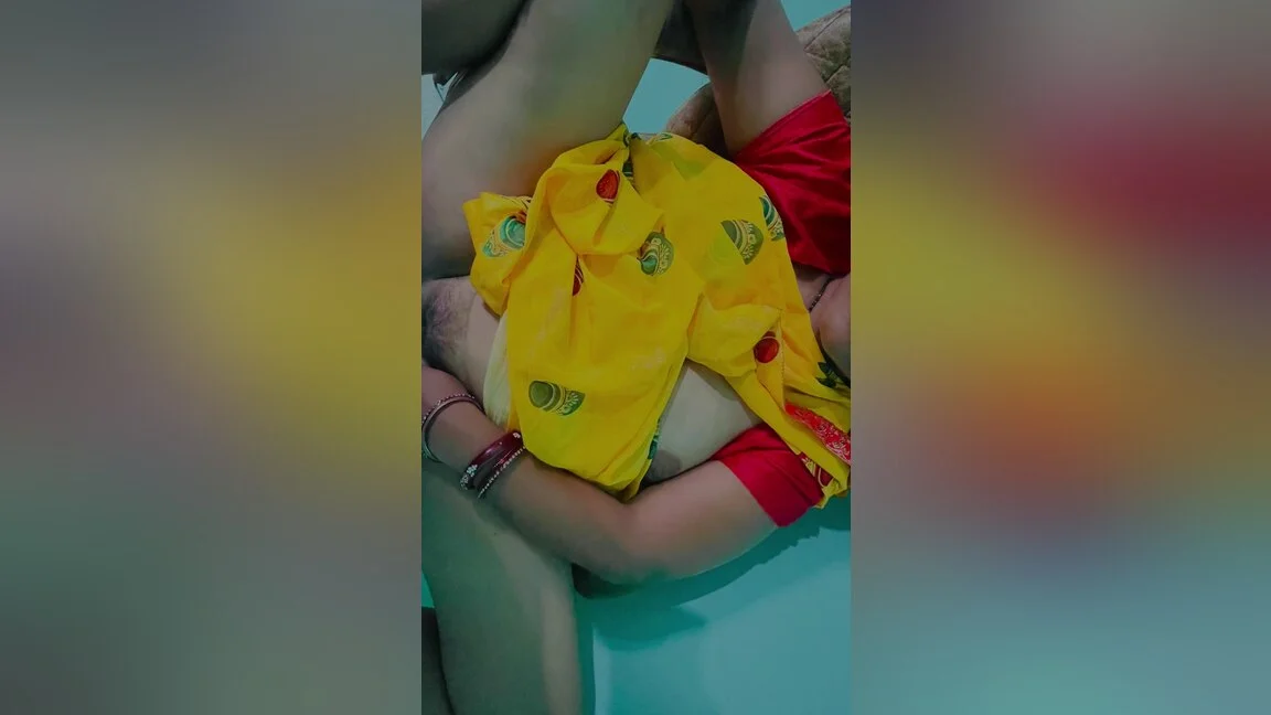 Ki Chudayi Sari Me, Bhabhi Ne Devar Se Chuwaya - Devar Bhabhi