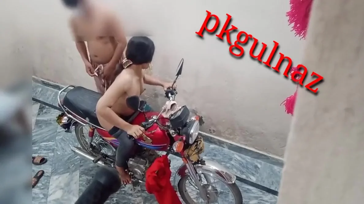 Desi Stepister Ki Bike Par Chudai