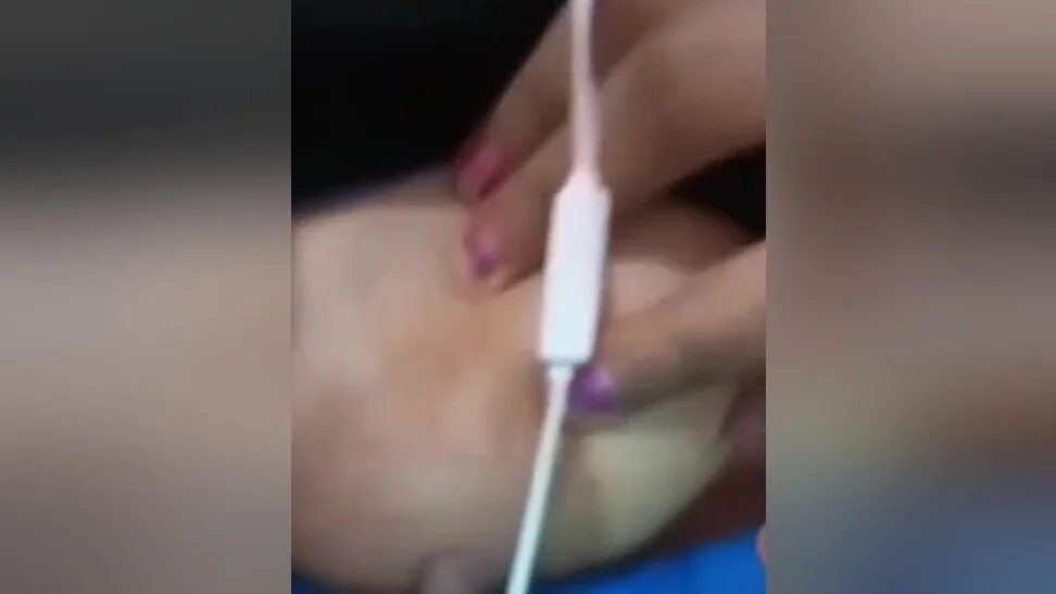 Today Exclusive- Sexy Desi Girl Showing Boobs On Video Call