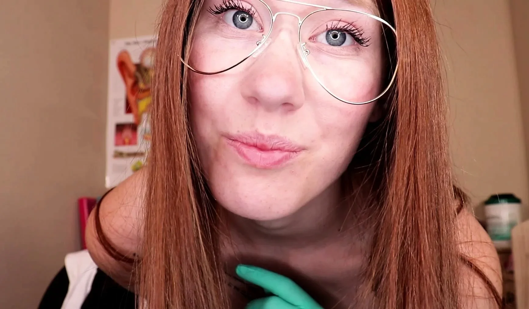 Big boob brunette masturbates on webcam