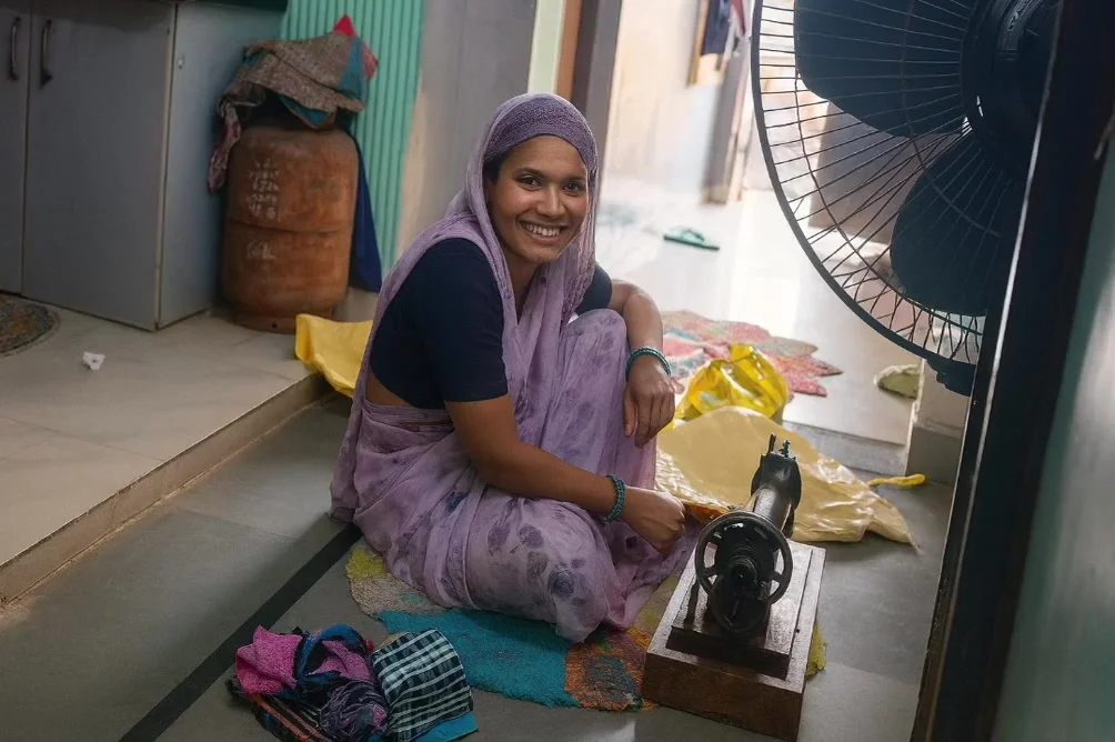 Indian Rajsthani Bhabhi In Work Sewing Machine Handmade By -snapchat143