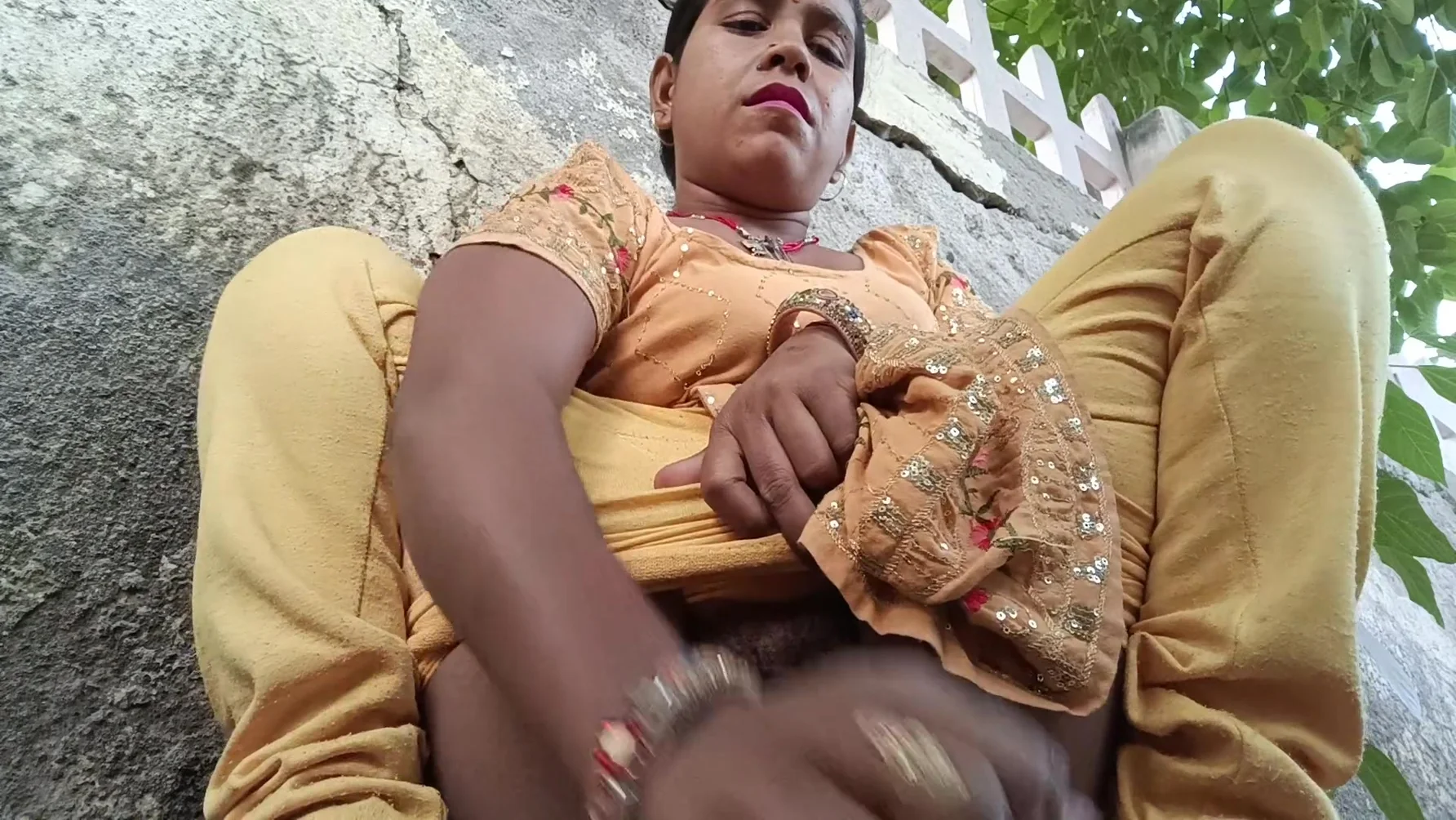 Devar Bhabhi - Bhabhi Ko Nahi Mila Land To Bhabhi Ne Finger Se Nikala Pani