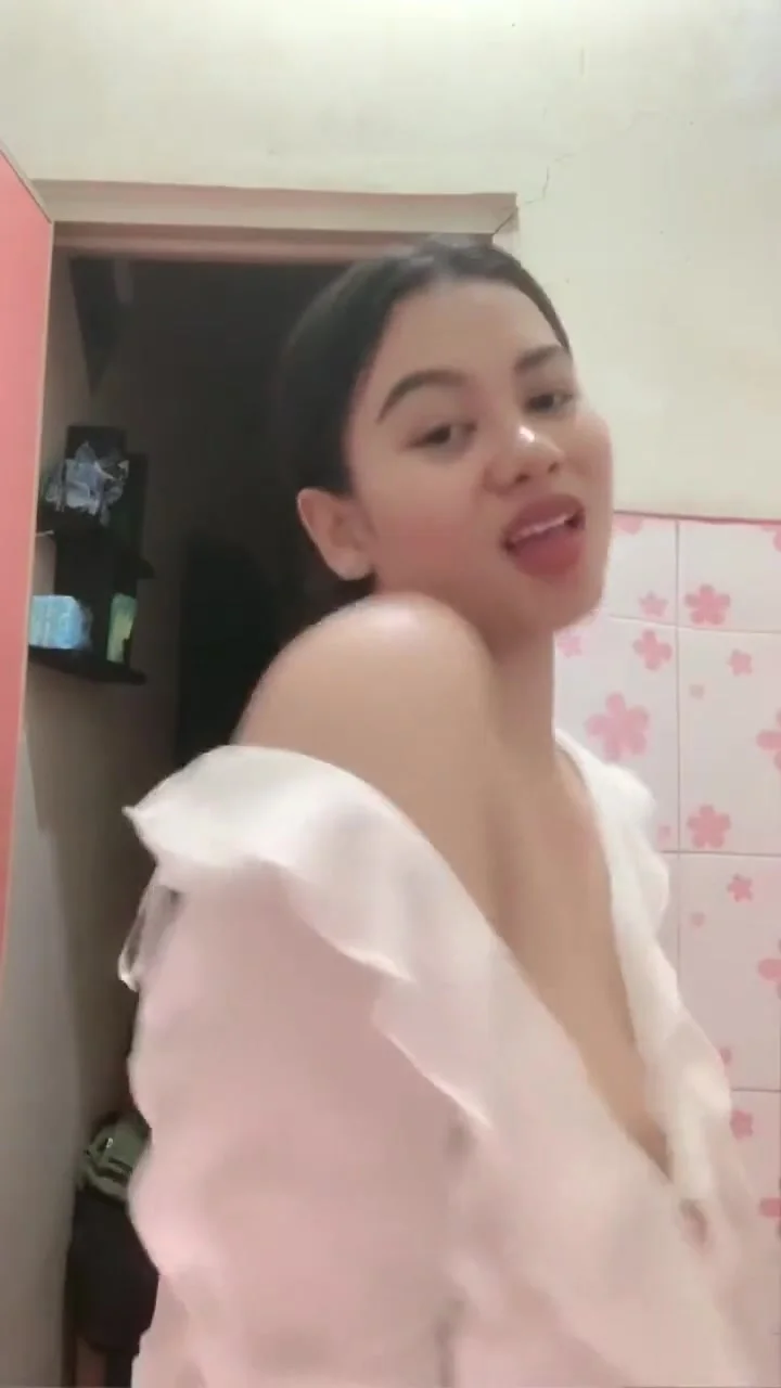 Beautiful Girls - The Queens Cleavage