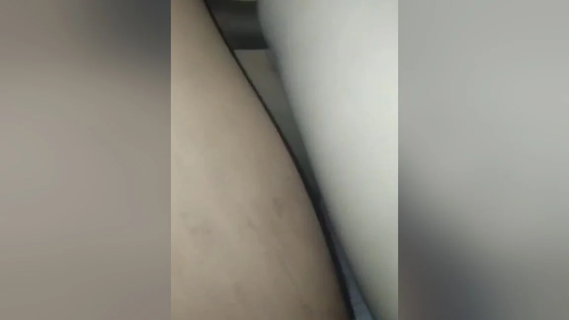 मैले सडकमा पुरानो साथी भेट्टाएँ र उसलाई चोकाउन घर ल्याएँ 