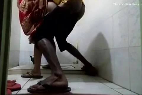 Bhabi Ko Bathroom Ne Lekar Chuda