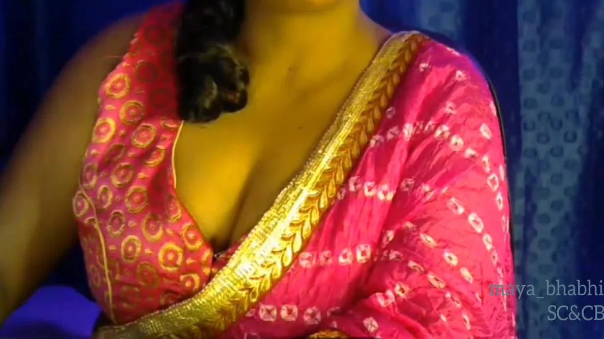 Bhabhi Showing Her Cloth Under Boobs Willingly