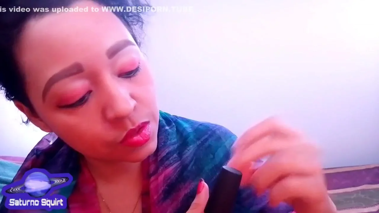 Saturno Squirt Hairdresser Who Gives Delicious Blowjobs As A Service While She Paints Her Nails