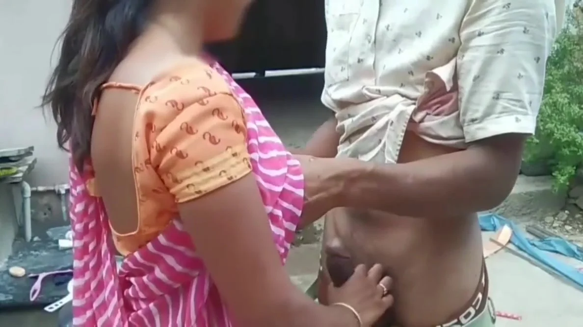 Soniya Bhabhi Pani Bharte Bharte Chudwane Lagi Apne Chote Daver Se