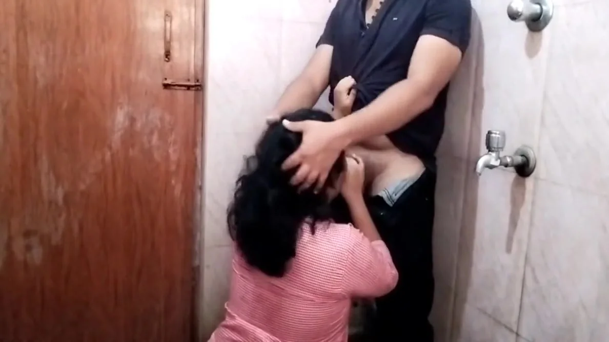 School Bathroom Me First Time Sex Mere Bf K Sath