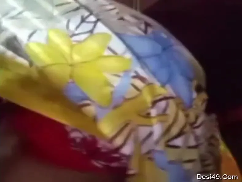 Today Exclusive- Desi Bhabhi Showing Her Boobs