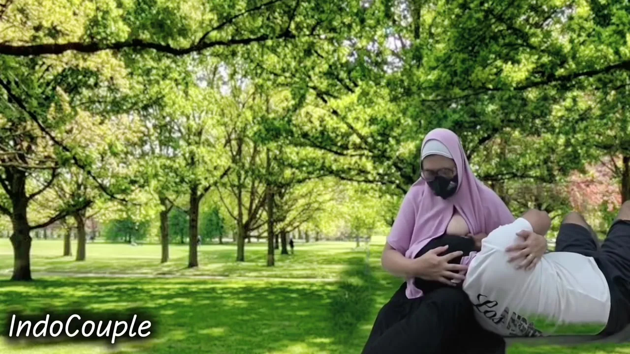 Pasutri Indo In Rekaman Seks Lagi Asik Nyepong Kontol Pasangan Berhijab Di Taman Umum