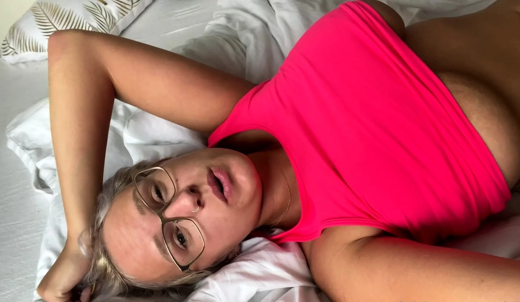 amateur blonde solo webcam