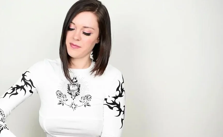 Big boob brunette masturbates on webcam